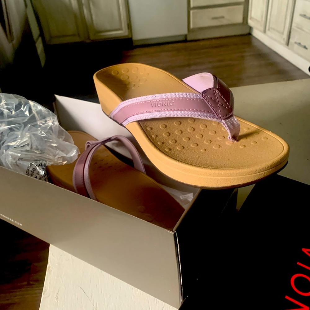 Women’s vionics NEW In Box size 8